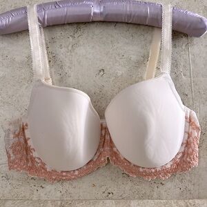 Wacoal Lace Embroidered Bra size 38C NWOT ❤️